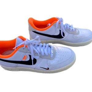 Nikes Air Force 1 07’ LV8 Hoops Pack “White Total Orange”
